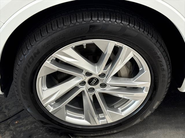 Photo of 2023 Carrara White Audi Q7
