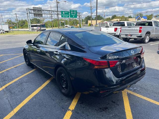 Photo of 2021 Black Nissan Altima
