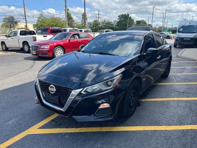 Photo of 2021 Black Nissan Altima