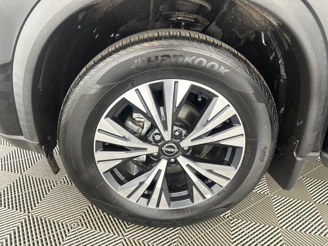 Photo of 2022 Super Black Nissan Rogue