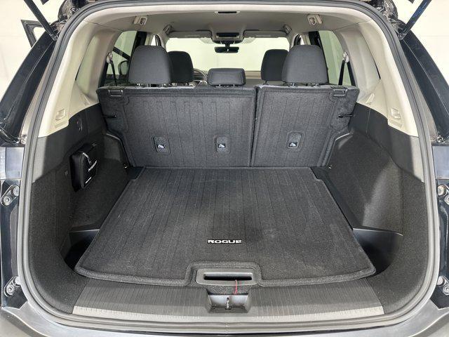 Photo of 2022 Super Black Nissan Rogue