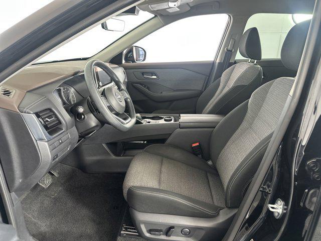 Photo of 2022 Super Black Nissan Rogue