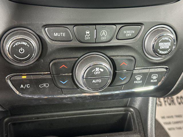 Photo of 2022 Hydro Blue Pearlcoat Jeep Cherokee