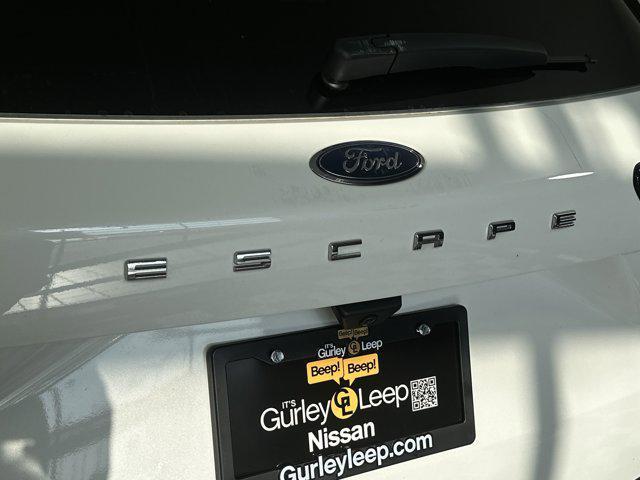 Photo of 2022 Star White Metallic Tri-Coat Ford Escape