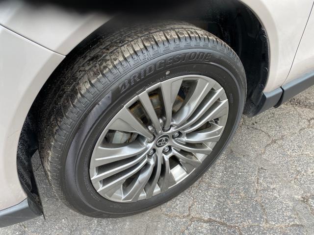 Photo of 2022 Titanium Glow Toyota Venza