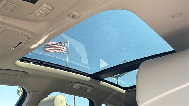 Photo of 2025 White Lincoln Corsair