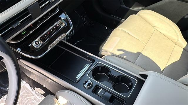Photo of 2025 White Lincoln Corsair
