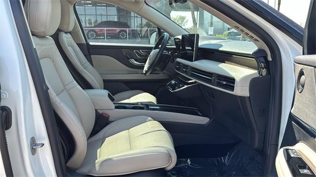 Photo of 2025 White Lincoln Corsair