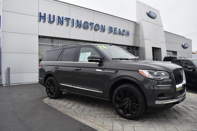 Photo of 2024 CHROMA CAVIAR DARK GRAY MET CC Lincoln Navigator