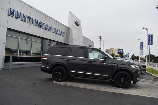 Photo of 2024 CHROMA CAVIAR DARK GRAY MET CC Lincoln Navigator