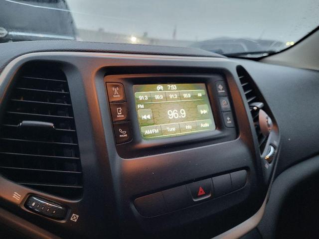 Photo of 2014 Bright White Clearcoat Jeep Cherokee