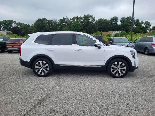 Photo of 2022 Glacial White Pearl Kia Telluride