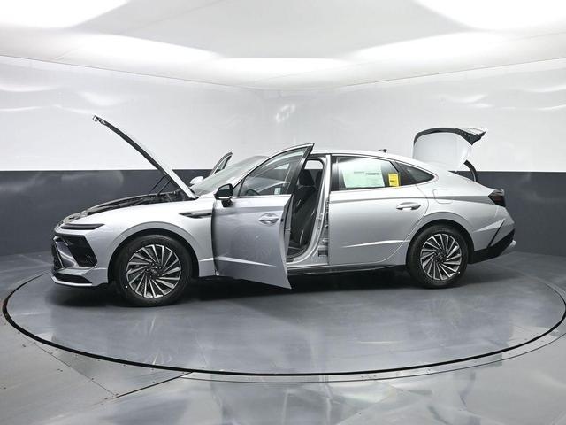 Photo of 2025 Silver Hyundai SONATA Hybrid