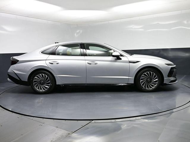 Photo of 2025 Silver Hyundai SONATA Hybrid