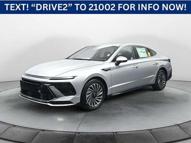 Photo of 2025 Silver Hyundai SONATA Hybrid