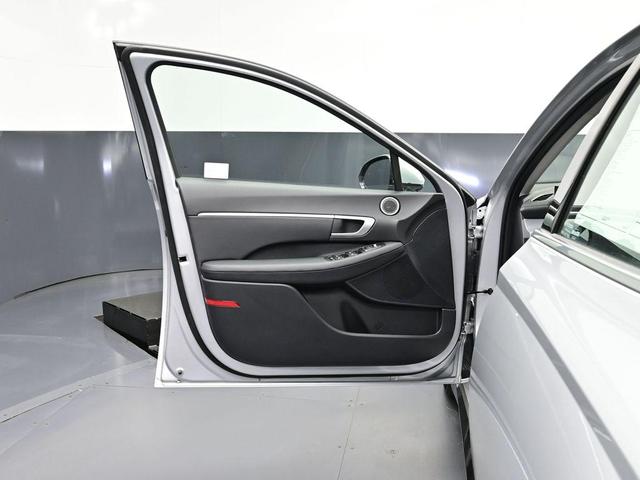 Photo of 2025 Silver Hyundai SONATA Hybrid