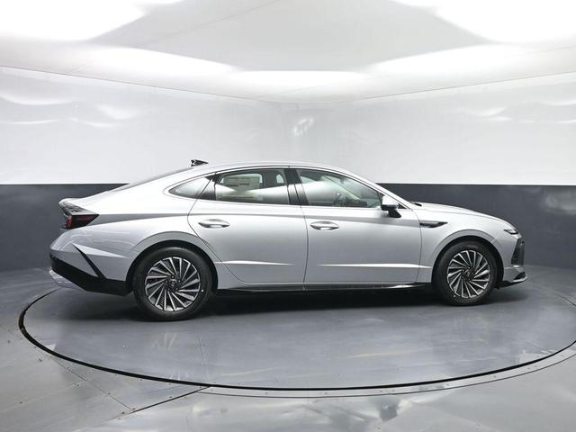 Photo of 2025 Silver Hyundai SONATA Hybrid