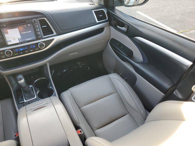 Photo of 2017 Predawn Gray Mica Toyota Highlander