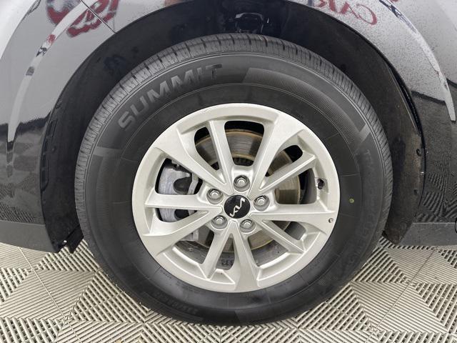 Photo of 2023 Aurora Black Pearl Kia Carnival