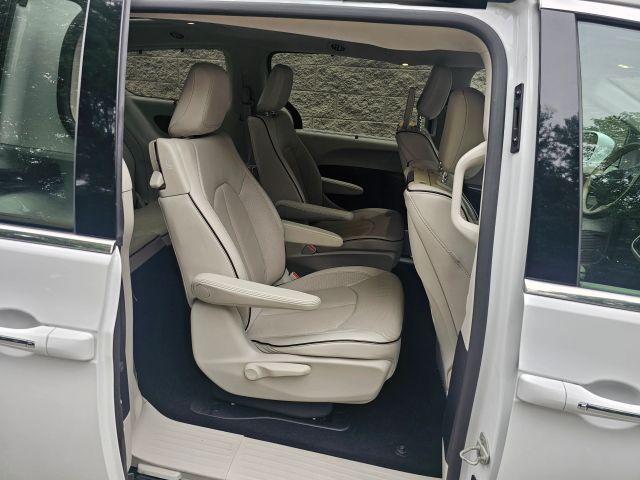 Photo of 2019 White Chrysler Pacifica Hybrid