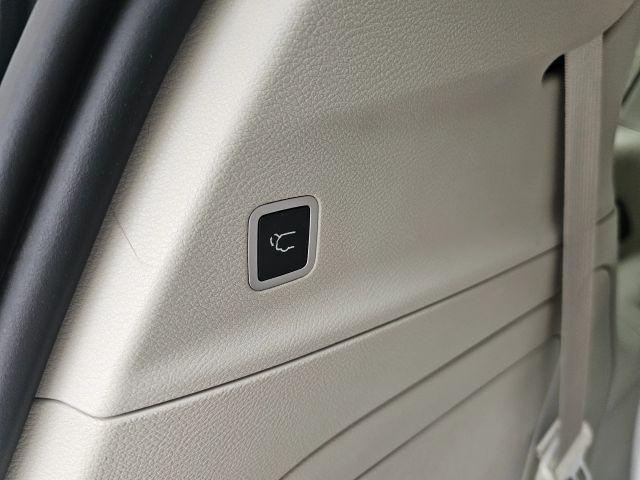 Photo of 2019 White Chrysler Pacifica Hybrid