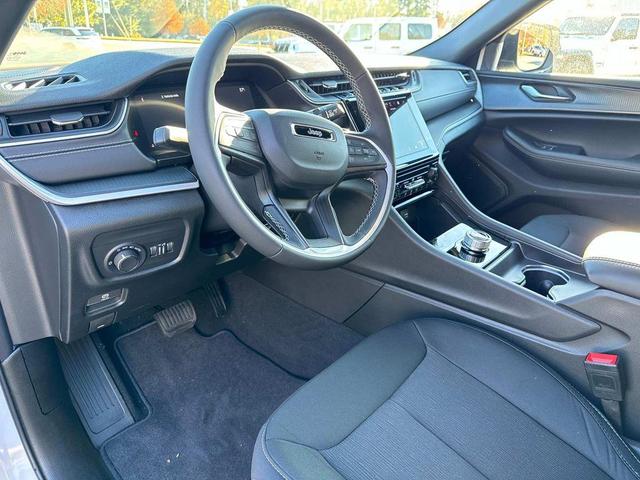Photo of 2025 Bright White Clearcoat Jeep Grand Cherokee
