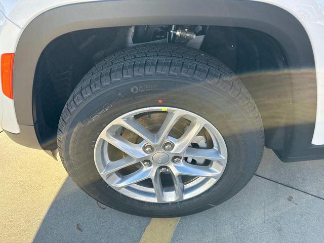 Photo of 2025 Bright White Clearcoat Jeep Grand Cherokee