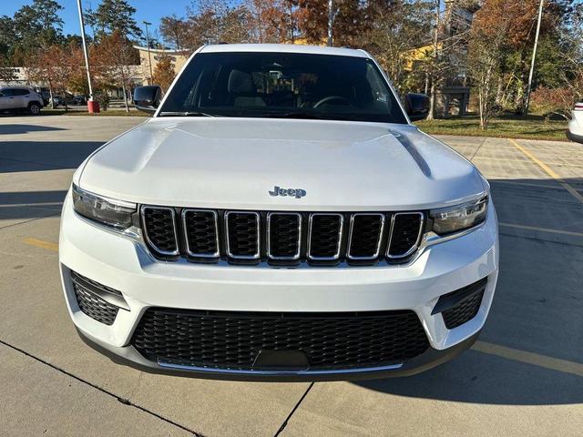 Photo of 2025 Bright White Clearcoat Jeep Grand Cherokee