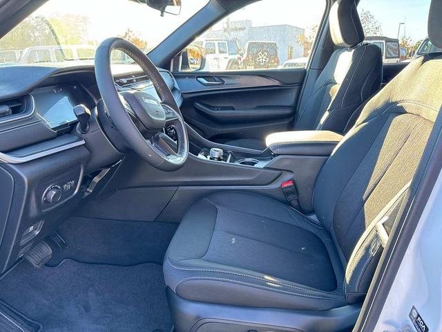 Photo of 2025 Bright White Clearcoat Jeep Grand Cherokee