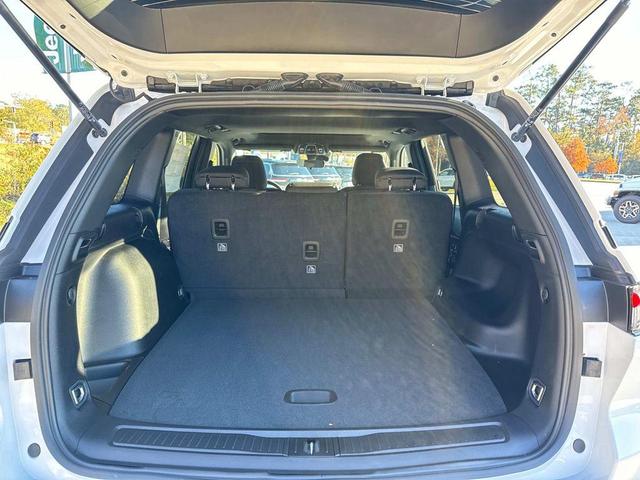 Photo of 2025 Bright White Clearcoat Jeep Grand Cherokee