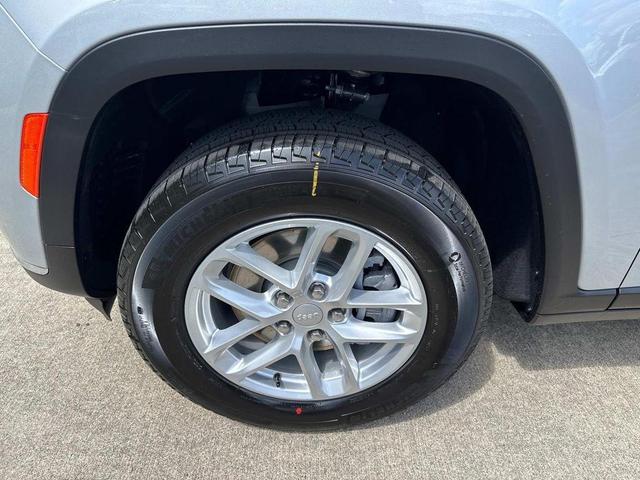 Photo of 2025 Silver Zynith Jeep Grand Cherokee L