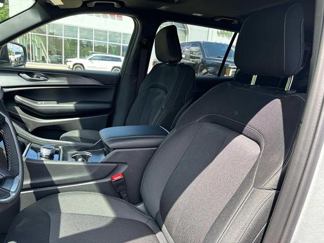 Photo of 2025 Silver Zynith Jeep Grand Cherokee L