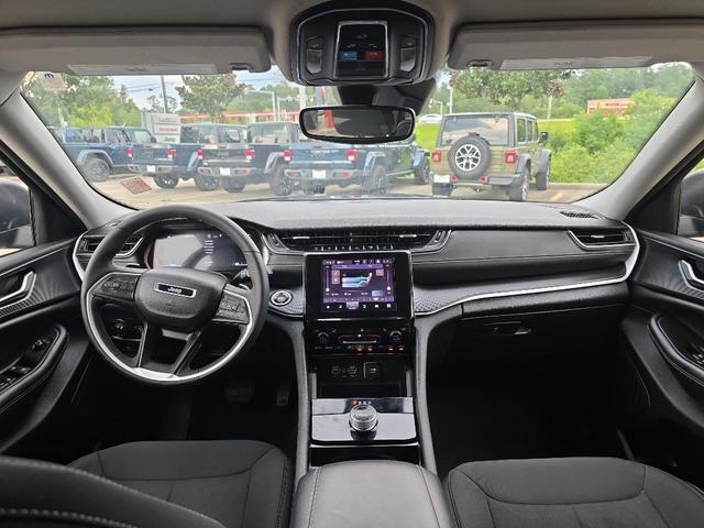 Photo of 2023 Metallic Jeep Grand Cherokee L