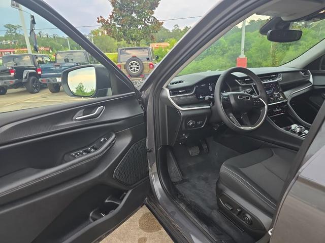 Photo of 2023 Metallic Jeep Grand Cherokee L
