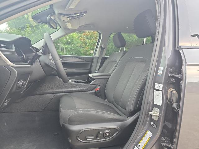 Photo of 2023 Metallic Jeep Grand Cherokee L
