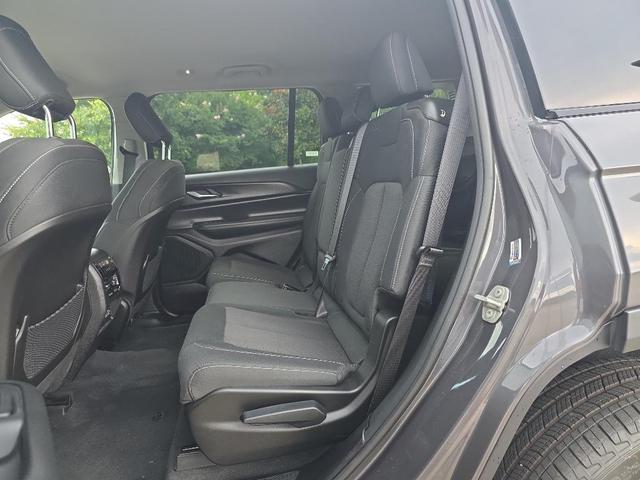 Photo of 2023 Metallic Jeep Grand Cherokee L