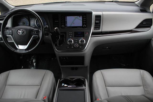 Photo of 2018 Blizzard Pearl Toyota Sienna