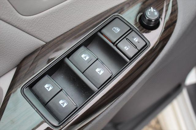Photo of 2018 Blizzard Pearl Toyota Sienna