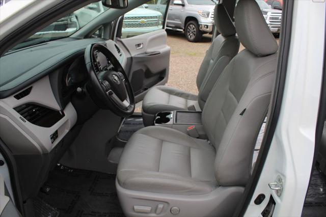 Photo of 2018 Blizzard Pearl Toyota Sienna