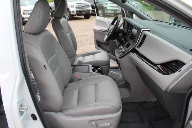 Photo of 2018 Blizzard Pearl Toyota Sienna