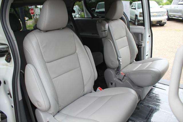 Photo of 2018 Blizzard Pearl Toyota Sienna