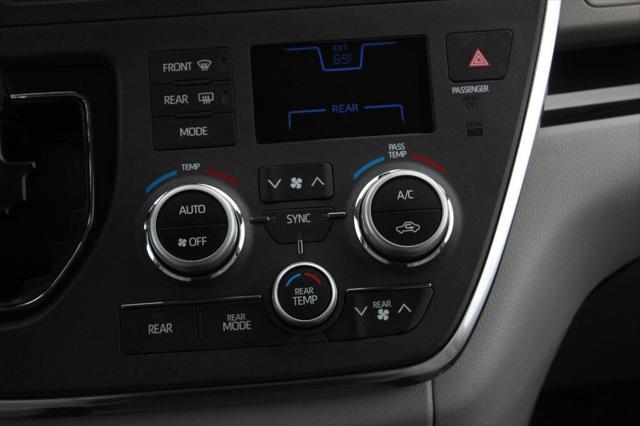 Photo of 2018 Blizzard Pearl Toyota Sienna