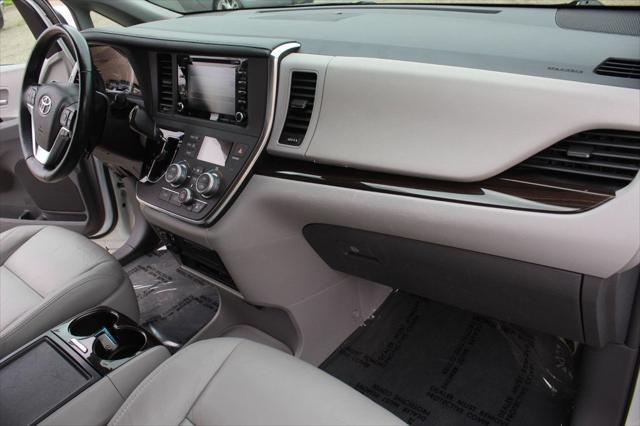 Photo of 2018 Blizzard Pearl Toyota Sienna