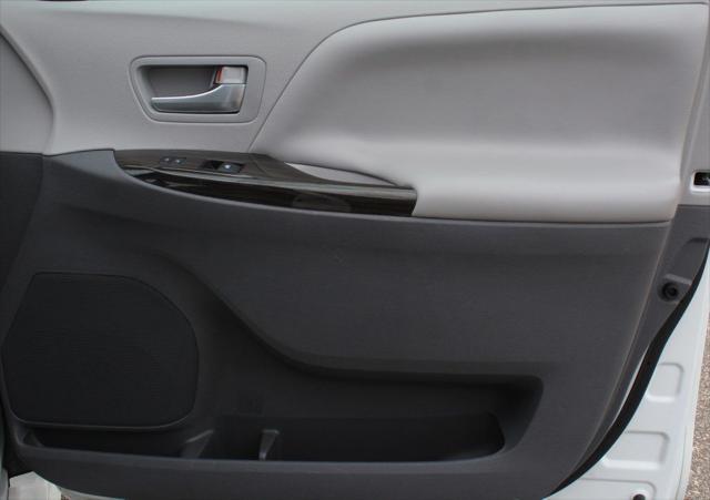 Photo of 2018 Blizzard Pearl Toyota Sienna