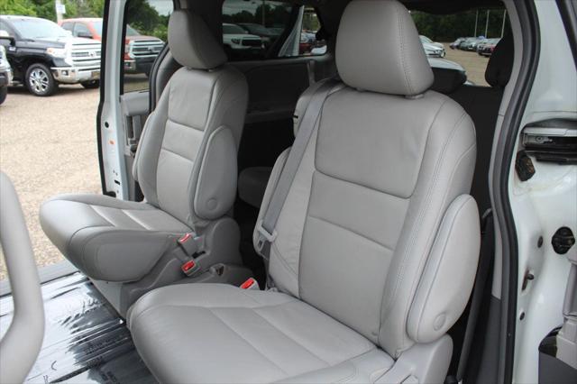 Photo of 2018 Blizzard Pearl Toyota Sienna