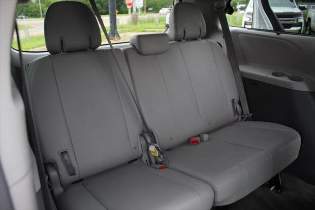 Photo of 2018 Blizzard Pearl Toyota Sienna