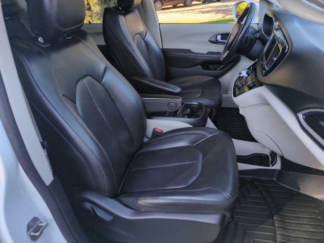 Photo of 2020 Bright White Clearcoat Chrysler Pacifica