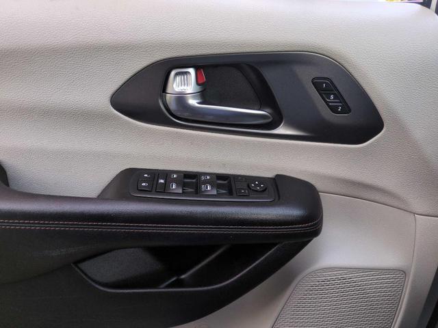 Photo of 2020 Bright White Clearcoat Chrysler Pacifica
