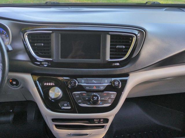 Photo of 2020 Bright White Clearcoat Chrysler Pacifica
