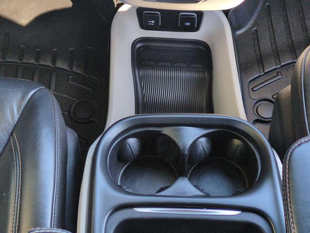 Photo of 2020 Bright White Clearcoat Chrysler Pacifica